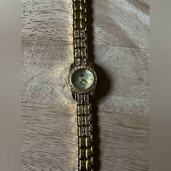 Elizabeth Taylor Brand Elegant Gold Tone Women's Watch - Picture 1 of 3